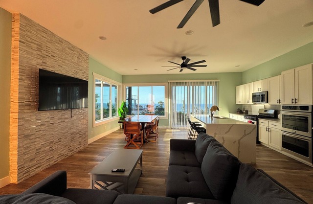 6 Bd, 6 Bth, 2 living rms, huge kitchen, private pool & hot tub, rooftop deck!