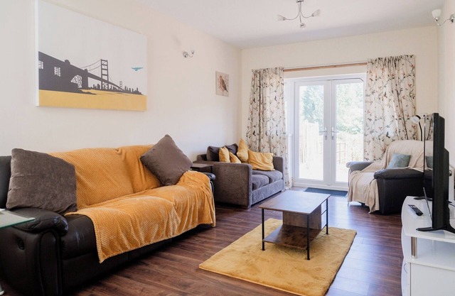 6-Bed House - Sleeps 13 - Families & Contractors