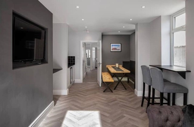 6 bed Luxury Coastal Townhouse with free parking