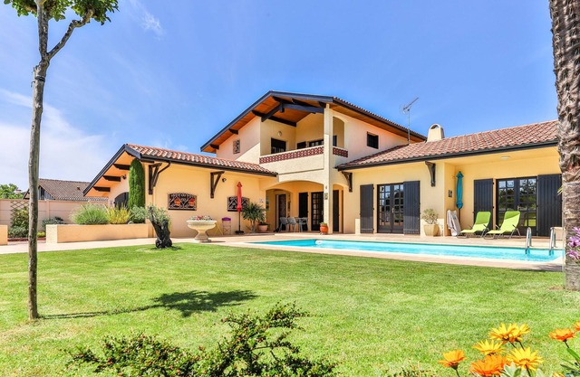 6 bedroom villa with private pool
