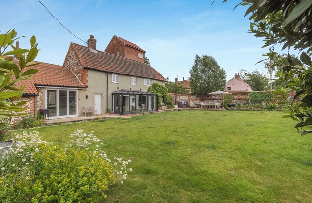 6 bedroom accommodation in South Creake