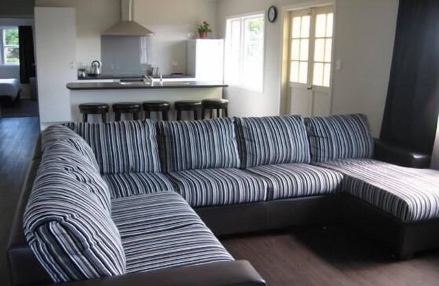 6 Bedroom home with 3 bathrooms, Rural and Private, 1km to local village, cafes