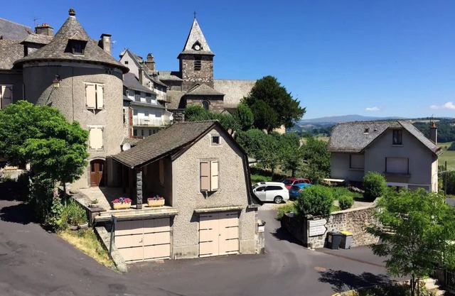6 bedroom villa with swimming pool in a 2000 m² enclosed garden in Mur de Barrez
