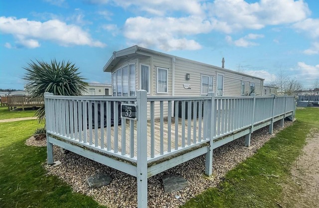 6 berth caravan with WiFi at Wells-next-the-Sea in Norfolk ref 72032T