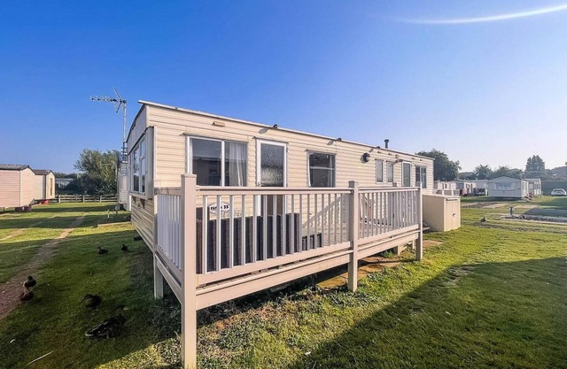 6 berth caravan for hire by the beach in Heacham, Norfolk ref 21038C