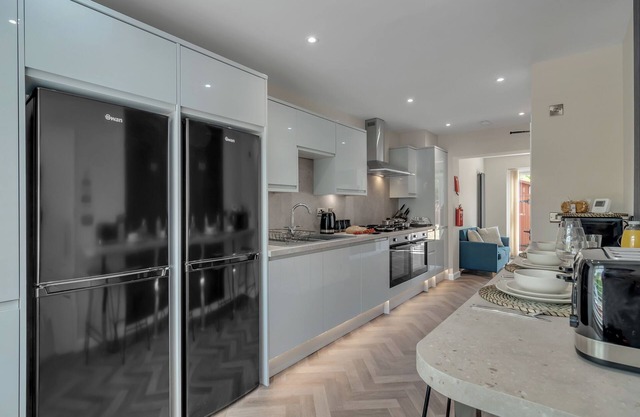 6 BR Home | Sleeps 12 | 4 Bathrooms | with Garden