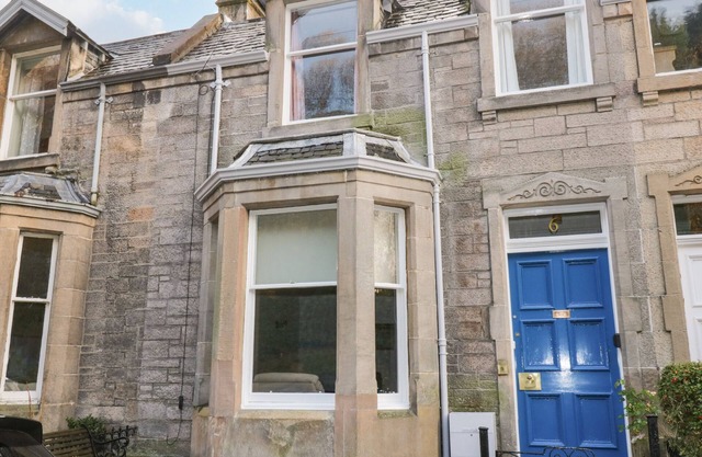 6 COLTBRIDGE GARDENS, character holiday cottage in Edinburgh