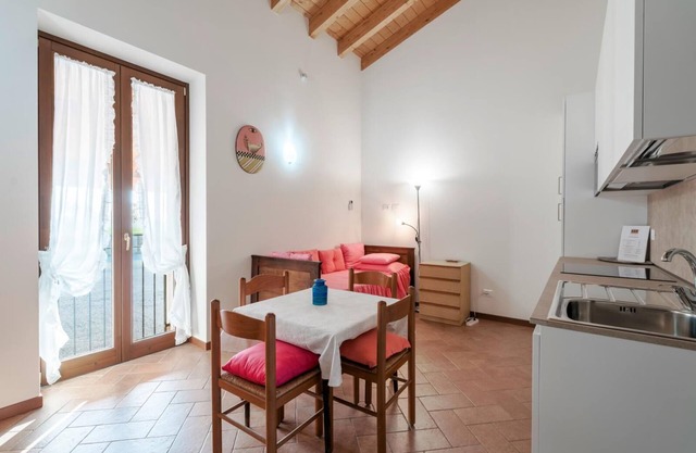 6) Cozy One-Bedroom Apartment in Agriturismo with Two Single Beds and Sofa Bed