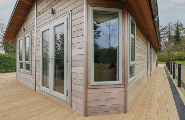 6 FARAWAY FIELDS, with hot tub in Dobwalls