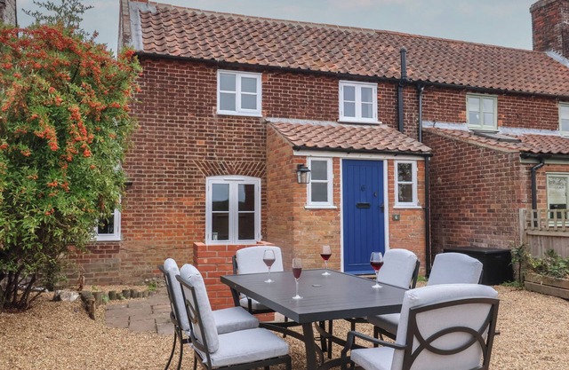 6 GRAVEL HILL, pet friendly, with open fire in Burnham Market