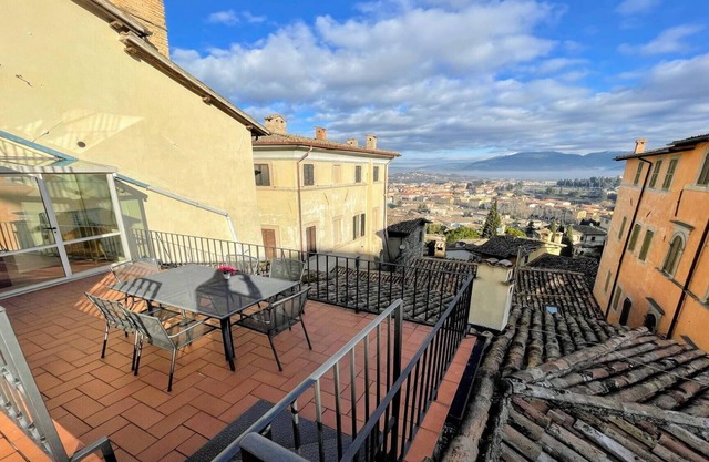 6 guests apt with terrace in pedestrian historic centre of Spoleto