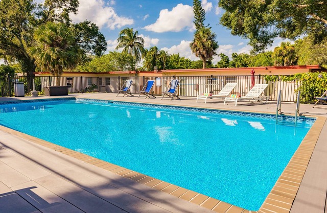 #6 Heated Pool, Private Patio & Grill, 1BR+sunroom