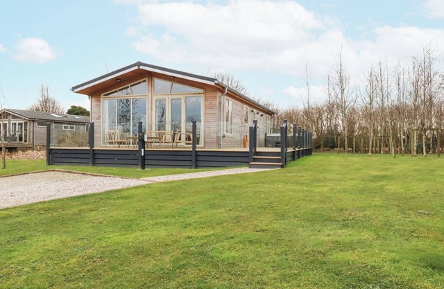 6 MEADOW RETREAT, character holiday cottage, with hot tub in Dobwalls