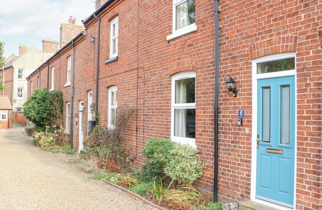 6 MELINDA COTTAGE, family friendly, with a garden in East Runton