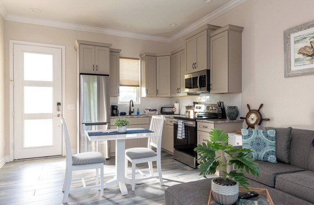 -6 Mi to Beach-SmartTV-Lanai-Washer/Dryer-PRIVATE-