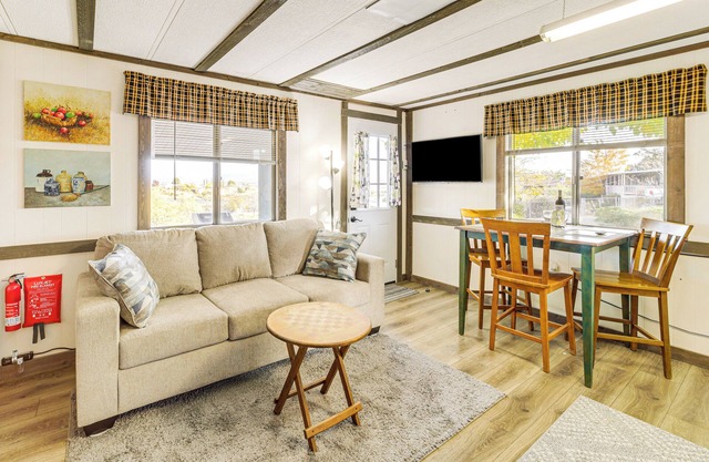 6 Mi to Old Town, Panoramic Views: Cottonwood Gem!