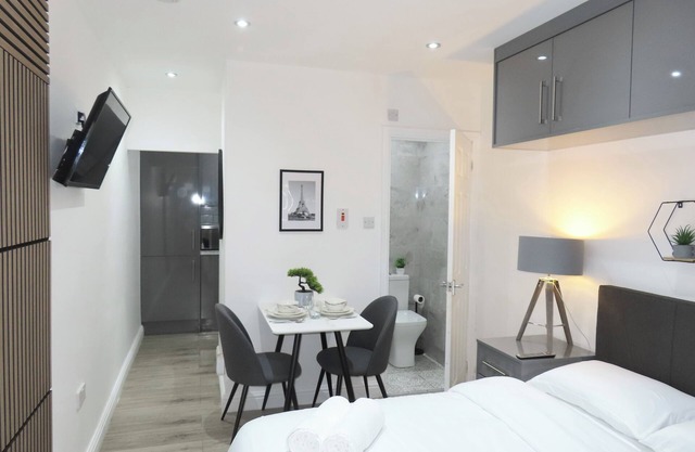 6 Mins to NEC & BHX Studio FREE PARKING