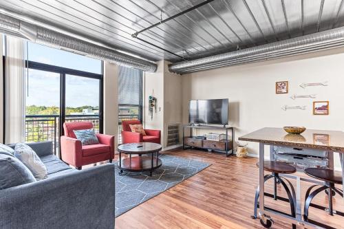 6 Modern Apts - 12 Beds w Parking - Near Kerrytown