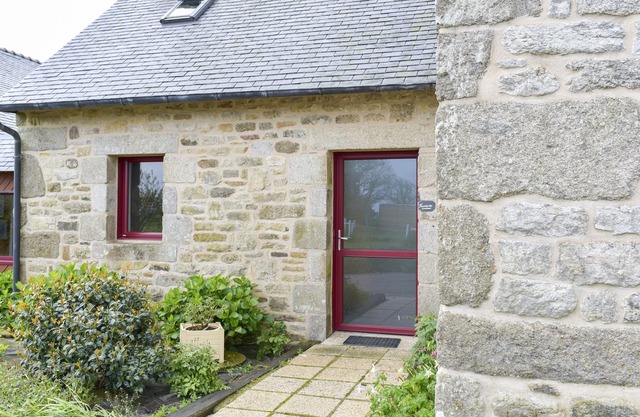 6-person gîte with disabled access and swimming pool.