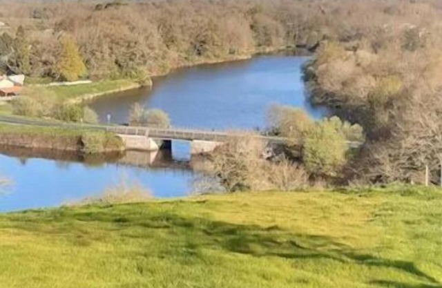 6-person gite with stunning view of Moulin Papon lake