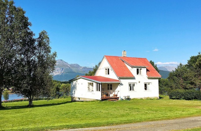 6 person holiday home in Storsteinnes