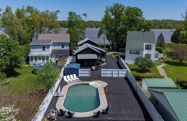 6 Person Hot Tub! CANADIAN-OWNED! Pickleball & PS5. Waterfront and spacious