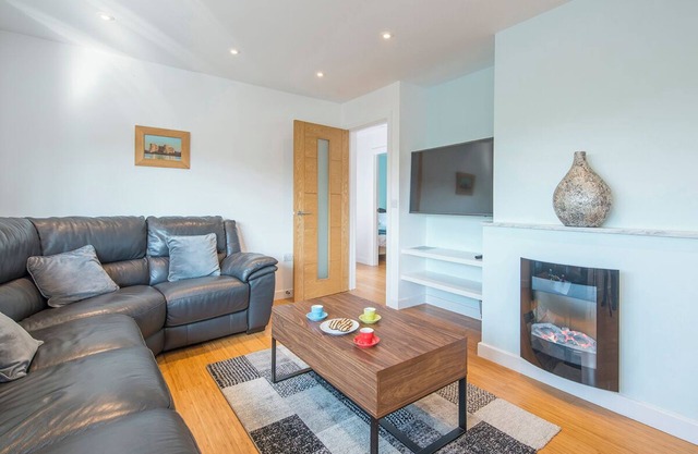 6 Wood Village, Holiday Home Newgale, Sleeps 6, 3 bedrooms, bathrooms