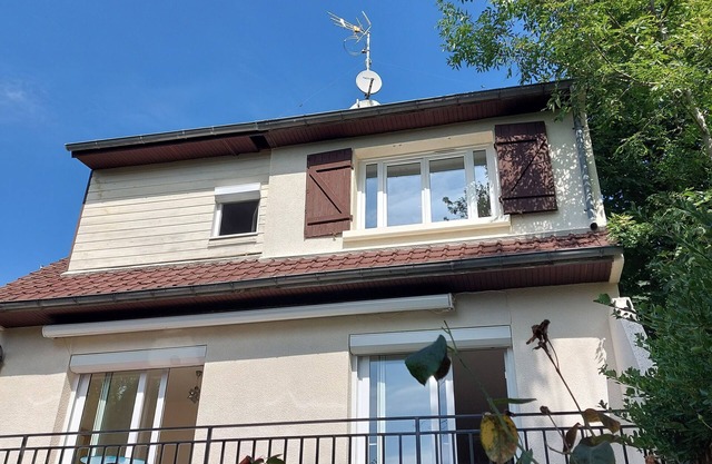 60 m2 duplex chalet +parking +barbecue on the banks of a river