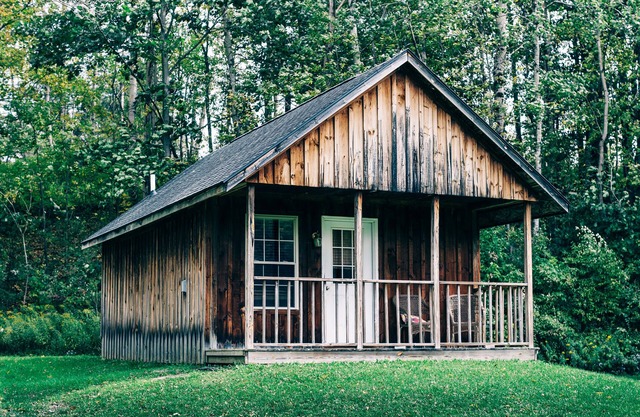 600 Sq. ft Cabin with King Size Bed - Quiet Location, Close to Skiing