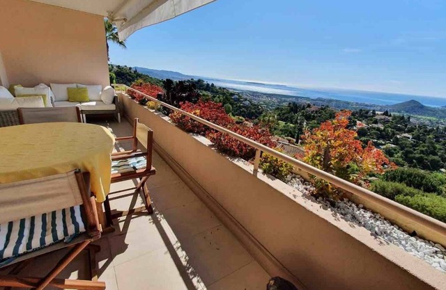 62 M2 APARTMENT AND TERRACE WITH EXCEPTIONAL SEA VIEW - PRIVATE POOL