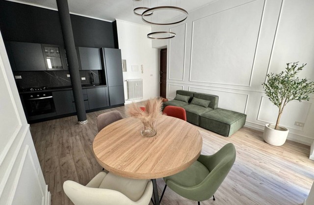 65 sqm apartment for 4 people, located on the second floor of a building without an elevator, featuring a balcony. Situated in the Lingotto neighborhood, a convenient and well-served area, close to the Regina Margherita Hospital and just minutes from Lin
