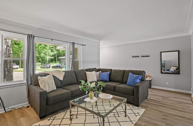 6BR Home w public Lake Access 1.8miles 2 DT Wayzata, enjoy the lake year round!