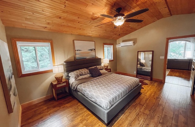6BR Sandy Beach Waterfront Cottage