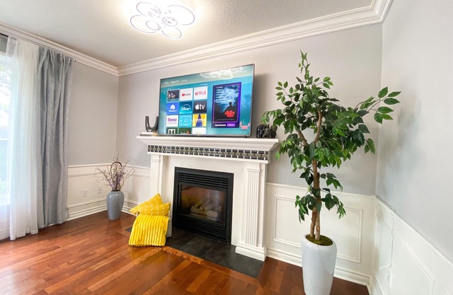 6BR Sleeps 12 Stocked Kitchen 10-Min Stroll to Lake Huron