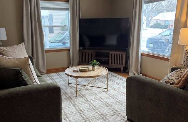 6th Street Retreat- Fenced 4BR/1BA MidTerm stay ok