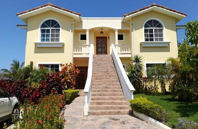 7-BD guest-friendly villa in central Sosua with private pool, near beach/clubs