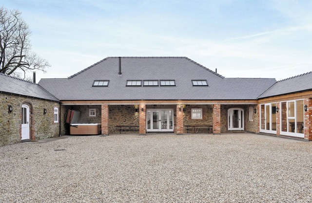 7 bedroom accommodation in North Willingham, near Market Rasen