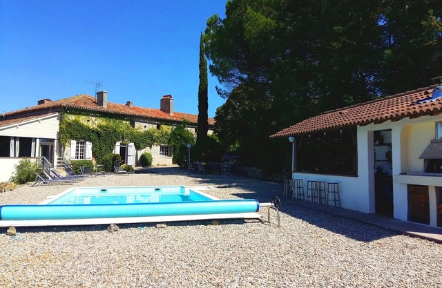 7 Bedroom hill top Manoir; pool, bar & pizza oven, sleeps 18, 2 hectare grounds