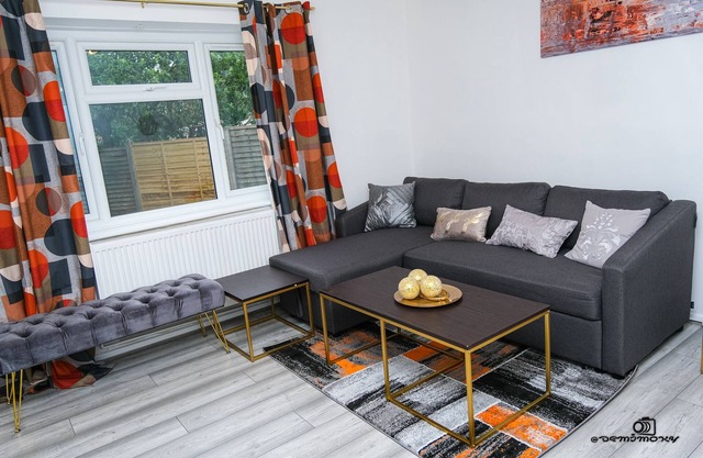 7 Guests - 3 Bedrooms - Parking - Pet Friendly