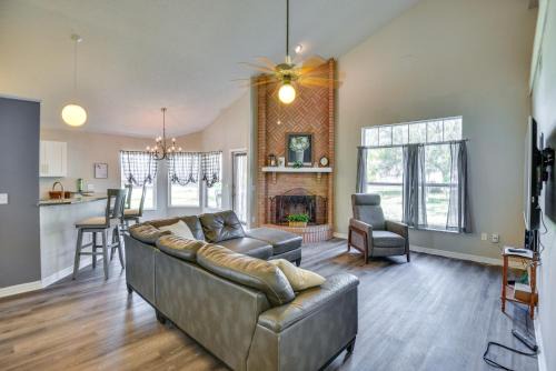 7 Mi to Beach Pet-Friendly Home in Port Orange!
