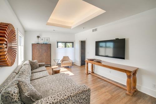 7 Mi to Dtwn and Lake Erie Sleek Cleveland Apt!