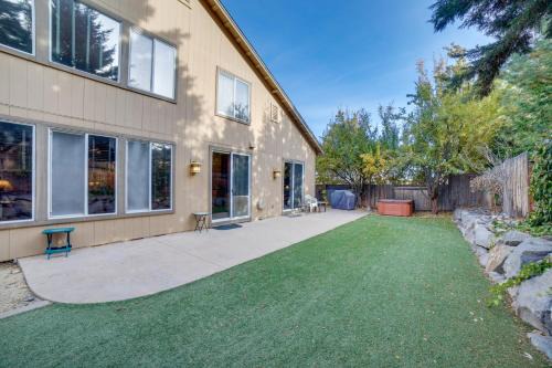 7 Miles to Downtown Reno with Hot Tub Cozy Getaway