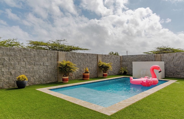 7 minutes to Beautiful beach, Newly Renovated Luxury Home, Private Sundeck-pool