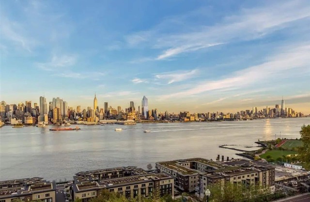 7 Minutes to NYC: Superior 1 bedroom Suite