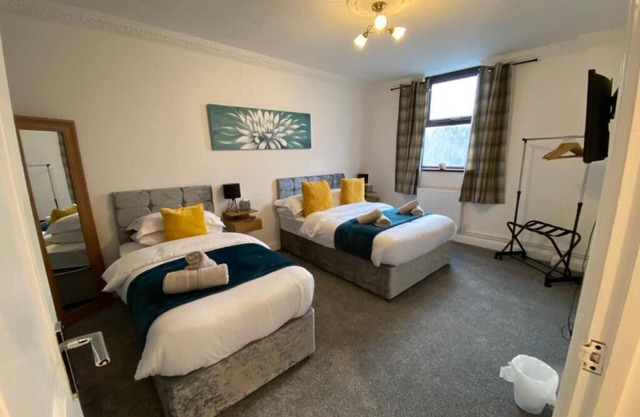 7 Person Home Flat w/Parking - Near Swansea Centre
