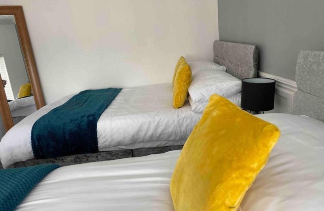 7 Person Home Flat w Parking - Near Swansea Centre