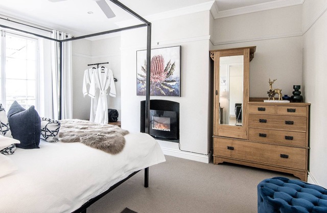 70 On Mortimer “The Waratah Room” is a self contained 1 bedroom unit
