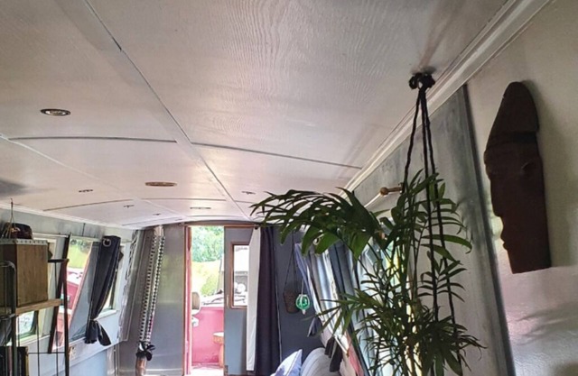 70ft 4 berth houseboat in the Peak District
