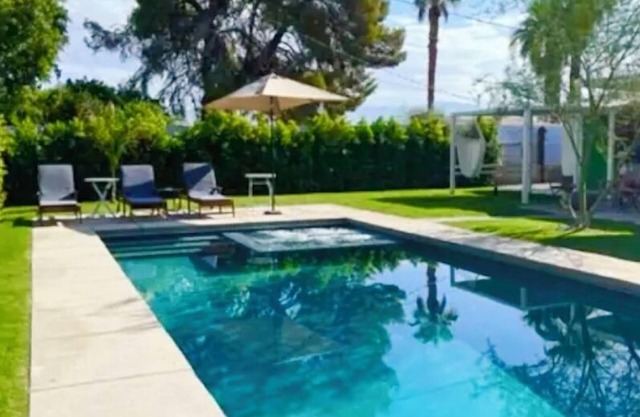 70’s Style, Private Pool and Yard, Dogs Ok! Close to restaurants and shopping!