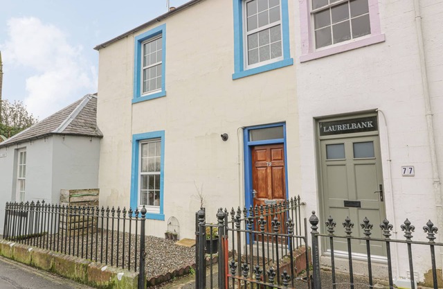 79 LAUREL BANK, pet friendly, with a garden in Gatehouse Of Fleet